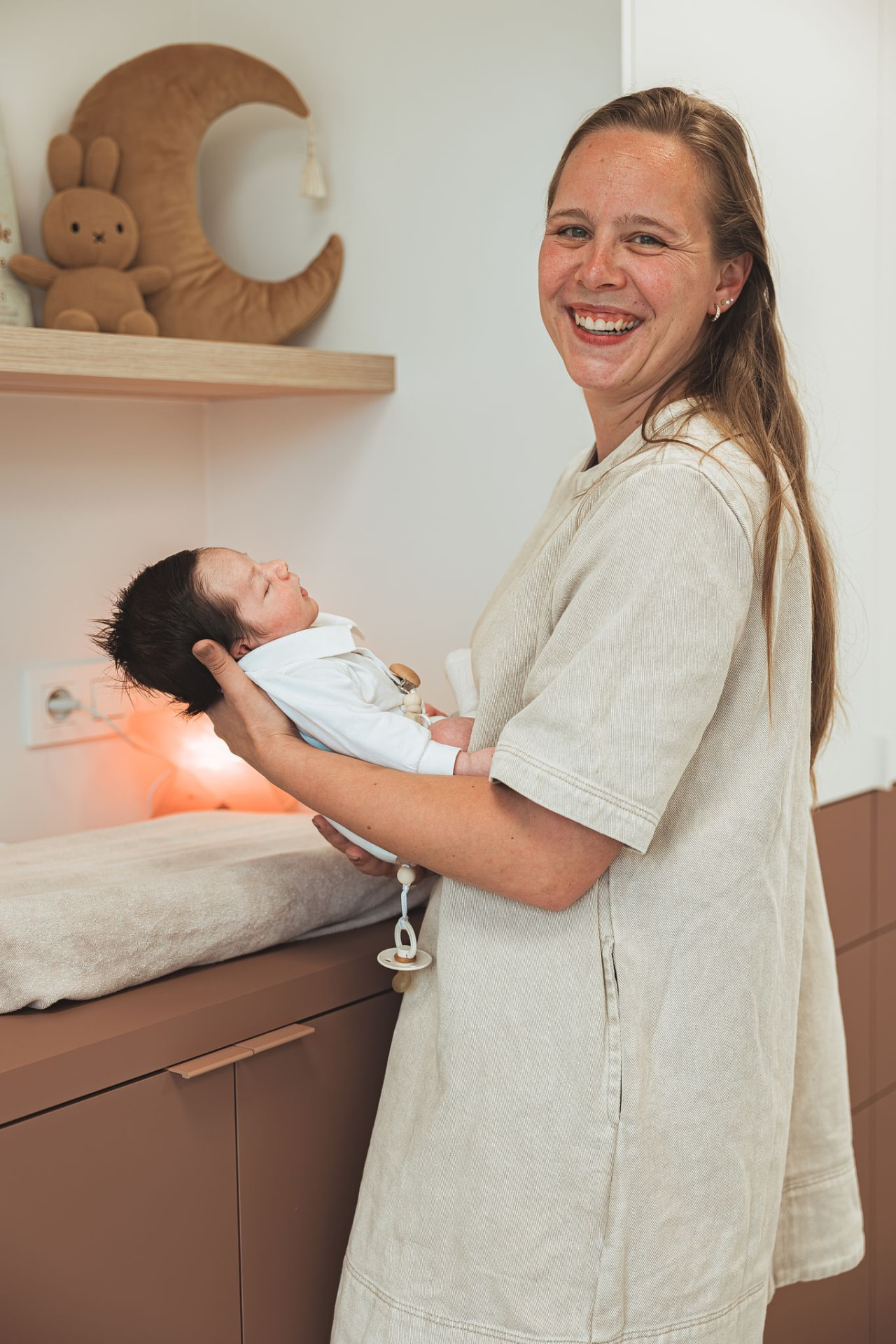 Kelsey Christiaens met een pasgeboren baby in haar praktijkruimte
